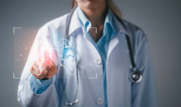 Doktor sanal insan akciğerlerinin yeniliğini ve tıbbi teknolojiyi teşhis etti. Sağlık ve Tıp Konsepti.