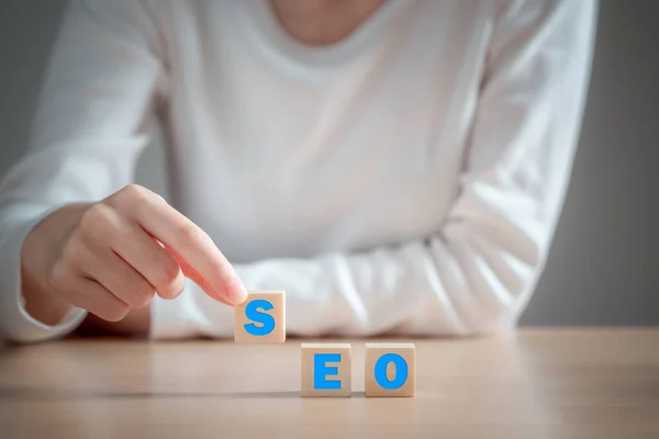 Text Seo Träkloss Koncept För Att Främja Webbplatstrafik Ranking Optimera — Stockfoto