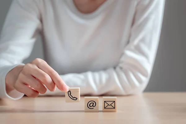 Simge telefon, posta ve e-posta ile tahta bloklar tutan kadın, bizimle irtibata geç, Bağlantı, Çevrimiçi iş iletişimi kavramı.