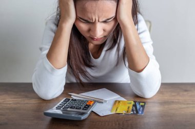 Asyalı kadınlar kredi kartı borçlarından dolayı stresliler..