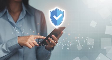 Kadın eliyle telefonla doğrulama işlemi için tek seferlik bir parola girin, Mobil OTP güvenli doğrulama yöntemi, 2 adımlı kimlik doğrulama web sayfası, siber güvenlik veri koruma işini kavramsallaştırın.