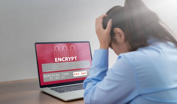 压力大的女商人带着显示个人文件加密文本的电脑屏幕 Ransomware恶意软件攻击 商业电脑被黑客攻击了加密的文件 — 图库照片