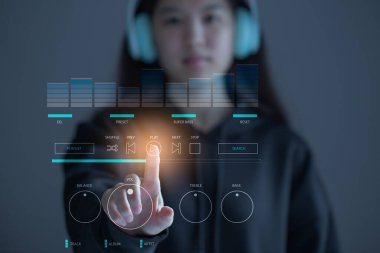 Kadın eli müzik çalar için kullanıcı arayüzü ögelerine dokunuyor ve kulaklık, UI Elementleri, Navigasyon ve ses bileşenleri, arama çubuğu gui şablonları, Equalizer ayarları takıyor.