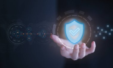 İş kadını sanal ekranda ikonu tutuyor. Bağlı aygıtlardan oluşan siber güvenlik ağı ve organizasyon konseptinin kişisel veri güvenliği.