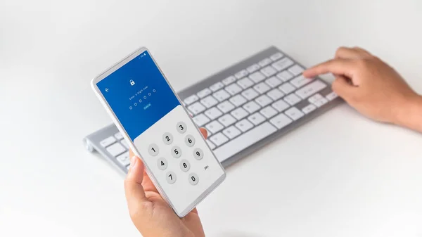 Kadın eliyle doğrulama süreci için parola girin, bir zaman parolası, Mobil OTP güvenli doğrulama yöntemi, 2 adımlı kimlik doğrulama web sayfası.