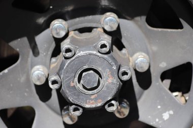 Demir araba kenarı, siyah cıvatalı.