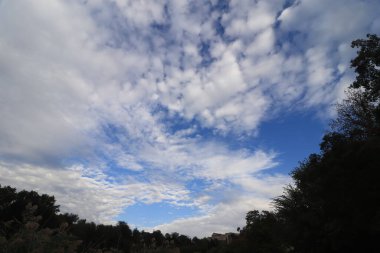 Güzel beyaz bulutlar mavi gökyüzünde, pofuduk beyaz bulutlar güneşli bir günde
