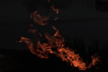 Siyah arka planda alevler, turuncu parlak ateş