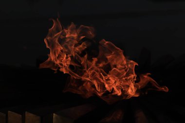Siyah arka planda alevler, turuncu parlak ateş