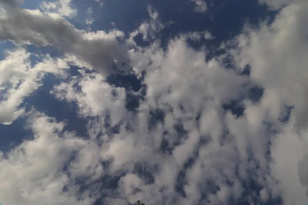 青空に美しい白い雲晴れた日にはふわふわの白い雲 — ストック写真