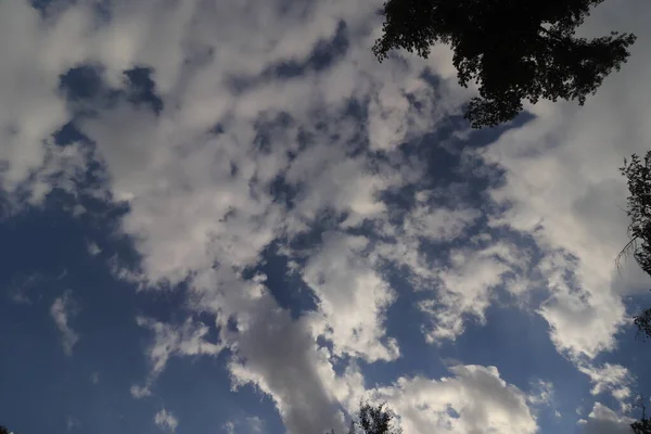 Schöne Strahlend Weiße Wolken Blauen Himmel Flauschig Weiße Wolken Einem — Stockfoto