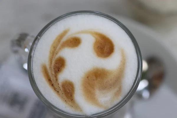 Latte Mugg Glas Kopp Med Läder Kaffe Skum — Stockfoto