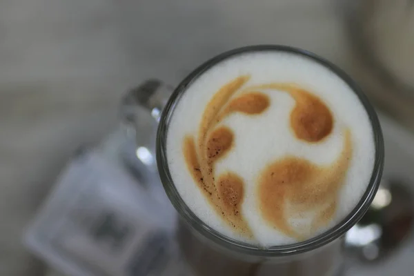 Latte Mugg Glas Kopp Med Läder Kaffe Skum — Stockfoto