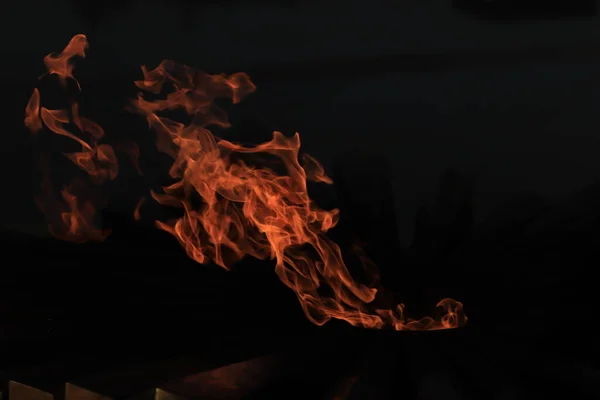 Vlammen Een Zwarte Achtergrond Oranje Fel Vuur — Stockfoto