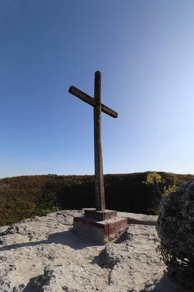 Houten Kruis Een Stenen Helling Tegen Een Blauwe Lucht — Stockfoto