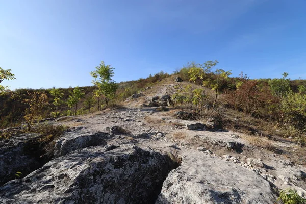 Caminho Pedra Para Topo Colina Dia Ensolarado Brilhante — Fotografia de Stock