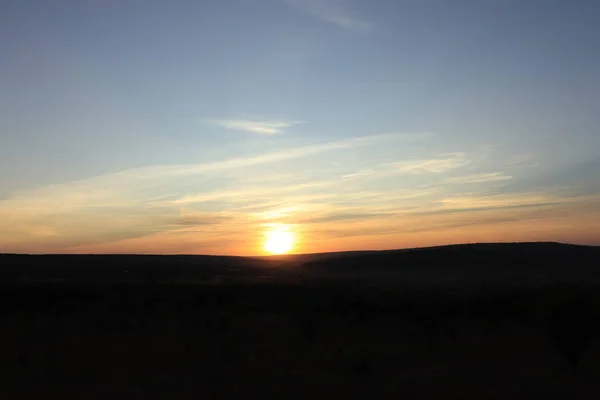 Schöner Heller Sonnenuntergang Dunkle Umgebung Die Letzten Sonnenstrahlen — Stockfoto