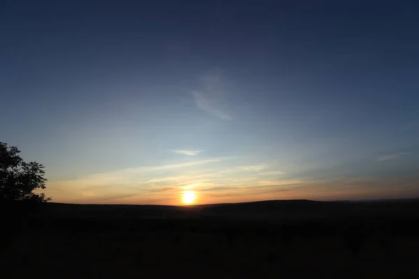 Schöner Heller Sonnenuntergang Dunkle Umgebung Die Letzten Sonnenstrahlen — Stockfoto