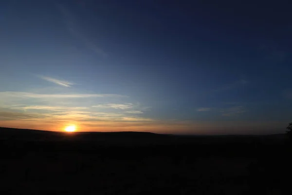 Schöner Heller Sonnenuntergang Dunkle Umgebung Die Letzten Sonnenstrahlen — Stockfoto