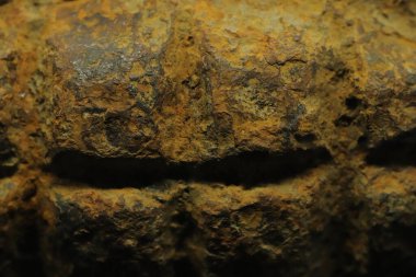 Eski paslı bir el bombasının yüzeyi