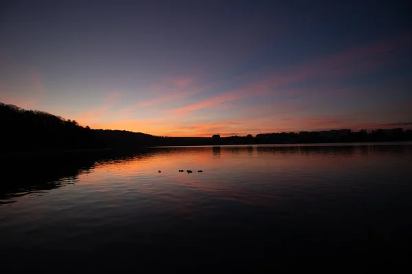 Bright Pink Sunset Reflected Lake Dark Horizon Bright Sunset — Stock Photo, Image