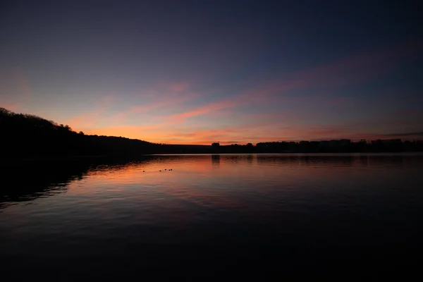 Bright Pink Sunset Reflected Lake Dark Horizon Bright Sunset — Stock Photo, Image