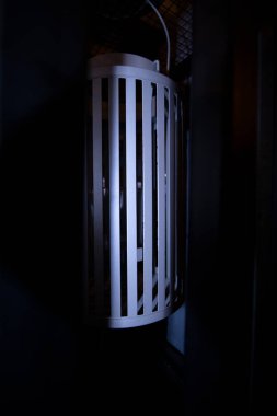 Karanlıktaki gri lamba sönmüş bir mum, karanlıkta gri çizgiler.