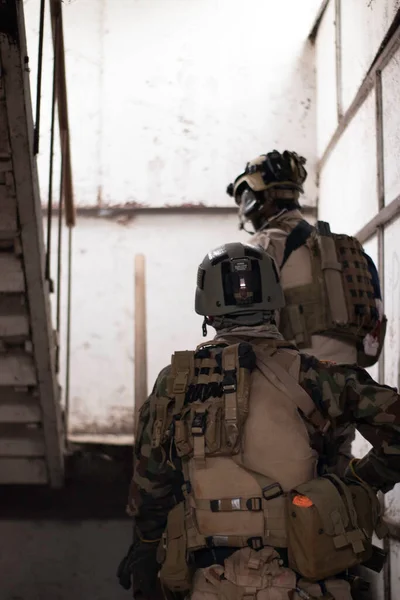 Dois Caras Uniforme Militar Americano Ficar Nas Escadas Jogo Esportes — Fotografia de Stock