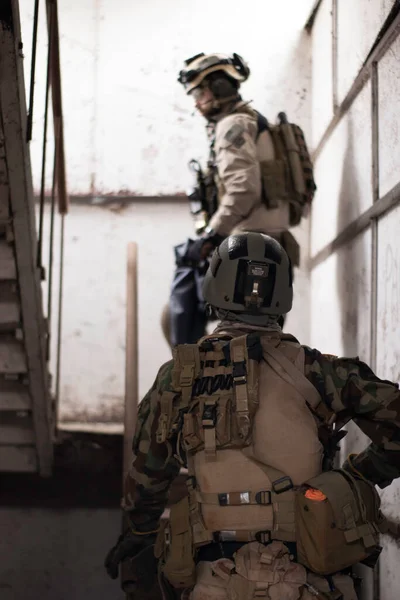 Dos Chicos Uniforme Militar Americano Pie Las Escaleras Juego Deportes — Foto de Stock