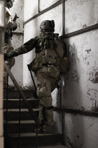 Zwei Jungs Amerikanischer Militäruniform Stehen Auf Der Treppe Airsoft Sportspiel — Stockfoto