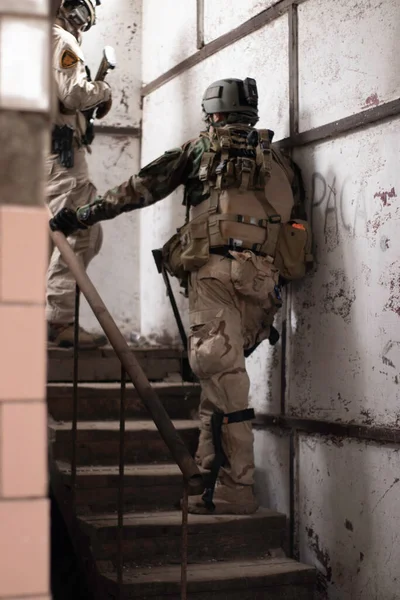 Dois Caras Uniforme Militar Americano Ficar Nas Escadas Jogo Esportes — Fotografia de Stock