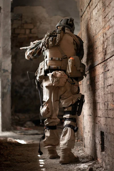 Chlap Americké Vojenské Uniformě Staré Opuštěné Uličce Pohybuje Pistolí Airsoft — Stock fotografie