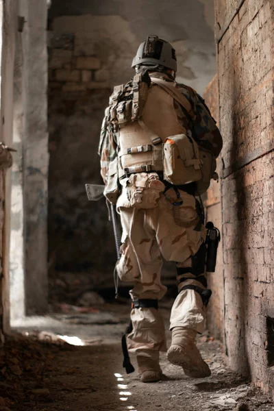 Ein Kerl Amerikanischer Militäruniform Einem Alten Verlassenen Gang Bewegt Sich — Stockfoto