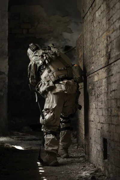 Tipo Con Uniforme Militar Americano Viejo Pasillo Abandonado Mueve Con — Foto de Stock