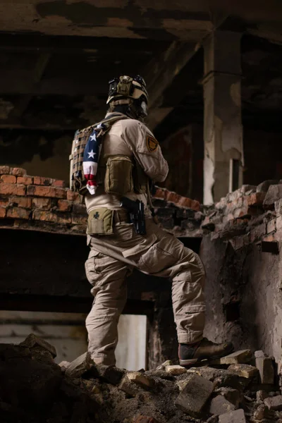 Chlap Americké Vojenské Uniformě Stojí Zchátralé Budově Hromadě Místností Airsoft — Stock fotografie