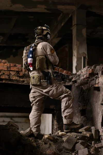 Ein Kerl Amerikanischer Militäruniform Steht Einem Heruntergekommenen Gebäude Auf Einem — Stockfoto