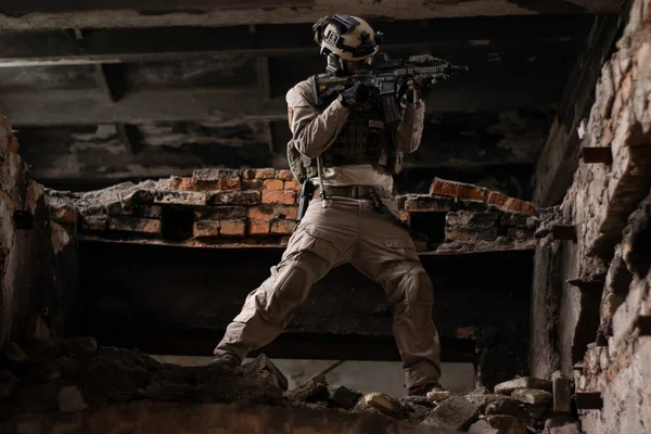 Ein Kerl Amerikanischer Militäruniform Steht Einem Heruntergekommenen Gebäude Auf Einem — Stockfoto