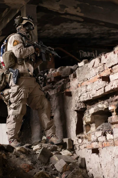 Ragazzo Uniforme Militare Americana Trova Edificio Fatiscente Mucchio Stanze Gioco — Foto Stock