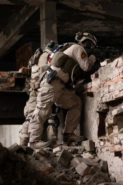 Zwei Jungs Amerikanischen Militäruniformen Stehen Auf Steinen Einem Heruntergekommenen Gebäude — Stockfoto