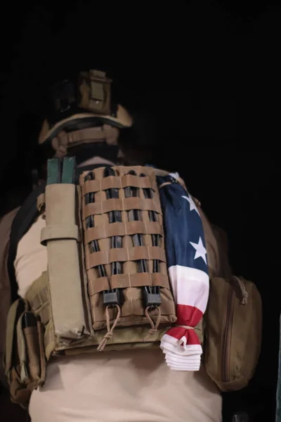 穿着美国军服的家伙背靠背站着 玩空中游戏 模拟军队 — 图库照片