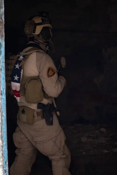 Silhouette Eines Mannes Amerikanischer Uniform Der Dämmerung Einer Tür Airsoft — Stockfoto