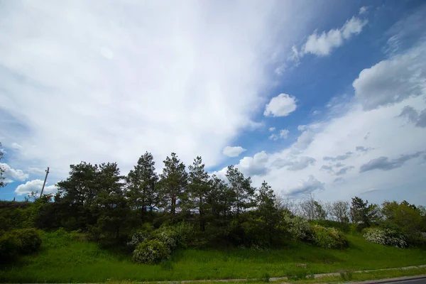 Przydrożne Piękne Zachmurzone Niebo Ruchu Okna Samochodu — Zdjęcie stockowe