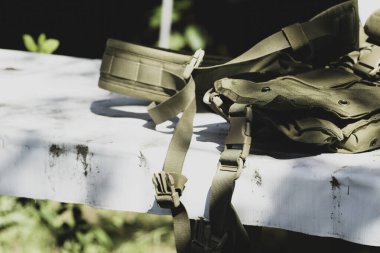 Güneşli bir günde çelik yelek masada yatıyor.