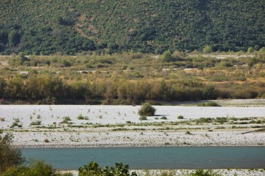 Ağustos 2025 'te yoldan görünen kıvrımlı bir nehir ile dağ vadisi manzarası
