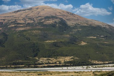 Ağustos 2025 'te yoldan görünen kıvrımlı bir nehir ile dağ vadisi manzarası