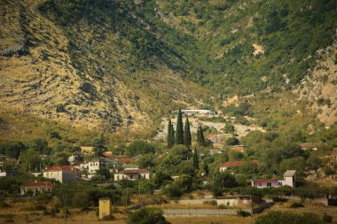 Hillside Köyü manzarası Ağustos 2025 'te yoldan çekildi.