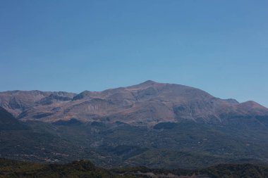 Ağustos 2025 'te yoldan görünen kıvrımlı bir nehir ile dağ vadisi manzarası