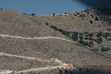 Ağustos 2025 'te yoldan görünen kıvrımlı bir nehir ile dağ vadisi manzarası