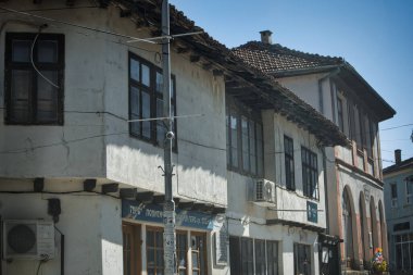 30 Ağustos 2025, sakin bir cadde boyunca geleneksel binalar yıprandı.