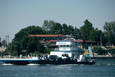 Romanya ile Bulgaristan arasındaki 30.08.2025 sınır. Eski alçı duvarları ve ahşap pencereleri olan geleneksel yol kenarı evleri.